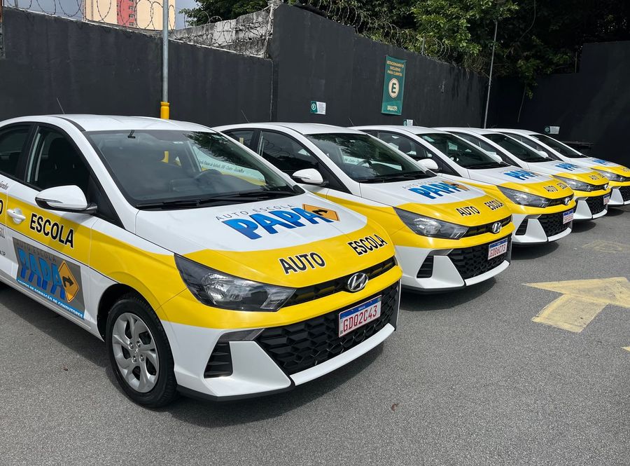 Fila de HB20 0km adesivados da Auto Escola PAPA
