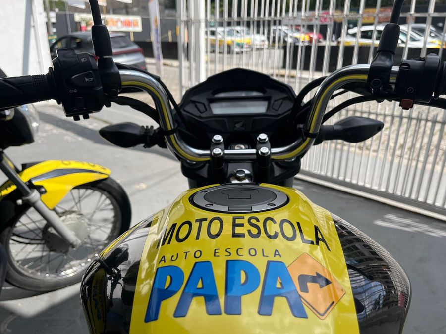 Tanque de moto com adesivo Moto Escola PAPA