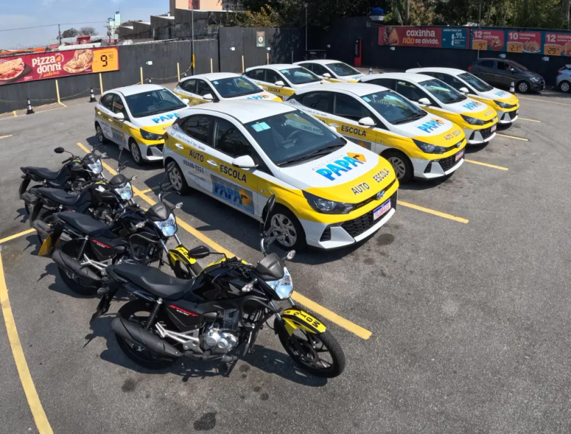 Carros HB20 e motos da Auto Escola PAPA no pátio de aulas